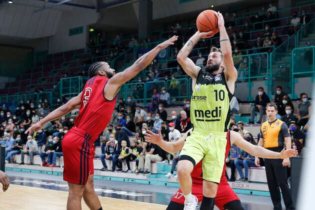 Basketball expert Jakob Cup 2021 in der Oberfrankenhalle in Bayreuth Saison 2021-2022 Medi Bayreuth gegen SIG Strasbourg Bastian Doreth (Medi Bayreuth 10) rechts John Roberson (SIG Strasbourg 3) links