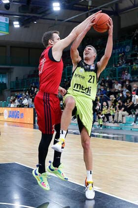 Basketball expert Jakob Cup 2021 in der Oberfrankenhalle in Bayreuth Saison 2021-2022 Medi Bayreuth gegen SIG Strasbourg Janari Jöesaar ( Medi Bayreuth 21) rechts Jaromir Bohacik (SIG Strasbourg 17) links