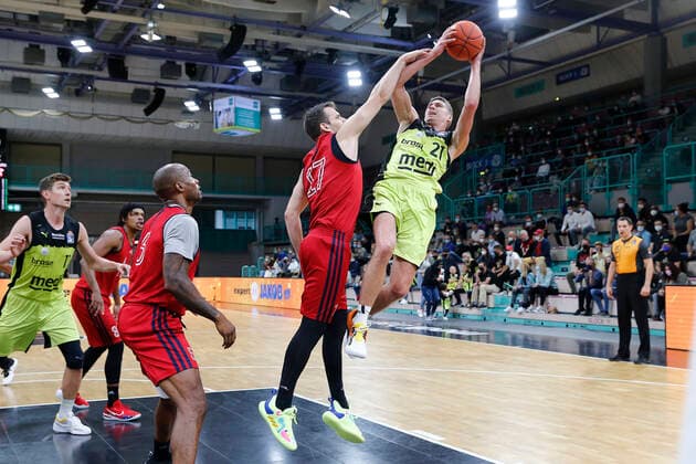 Basketball expert Jakob Cup 2021 in der Oberfrankenhalle in Bayreuth Saison 2021-2022 Medi Bayreuth gegen SIG Strasbourg Janari Jöesaar ( Medi Bayreuth 21) rechts Jaromir Bohacik (SIG Strasbourg 17) links