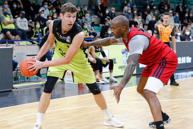 Basketball expert Jakob Cup 2021 in der Oberfrankenhalle in Bayreuth Saison 2021-2022 Medi Bayreuth gegen SIG Strasbourg Andreas Seiferth (Medi Bayreuth 11) links Ike Udanoh (SIG Strasbourg 5) rechts