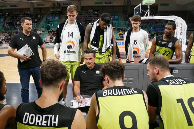 Basketball expert Jakob Cup 2021 in der Oberfrankenhalle in Bayreuth Saison 2021-2022 Medi Bayreuth gegen SIG Strasbourg Raoul Korner (Medi Bayreuth) Trainer