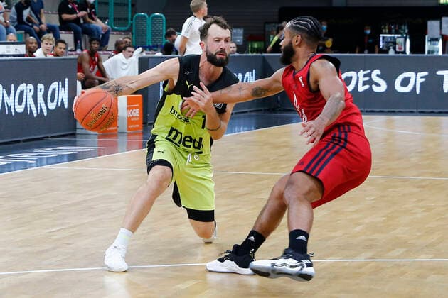 Basketball expert Jakob Cup 2021 in der Oberfrankenhalle in Bayreuth Saison 2021-2022 Medi Bayreuth gegen SIG Strasbourg Bastian Doreth (Medi Bayreuth 10) links John Roberson (SIG Strasbourg 3) rechts