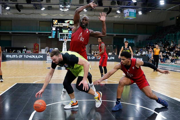 Basketball expert Jakob Cup 2021 in der Oberfrankenhalle in Bayreuth Saison 2021-2022 Medi Bayreuth gegen SIG Strasbourg Martynas Sajus ( Medi Bayreuth 19) links Matt Mitchell (SIG Strasbourg 11) rechts