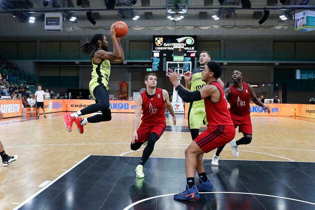 Basketball expert Jakob Cup 2021 in der Oberfrankenhalle in Bayreuth Saison 2021-2022 Medi Bayreuth gegen SIG Strasbourg Marcus Thornton ( Medi Bayreuth 3) links Jaromir Bohacik (SIG Strasbourg 17) rechts