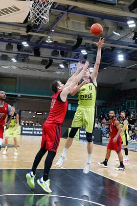 Basketball expert Jakob Cup 2021 in der Oberfrankenhalle in Bayreuth Saison 2021-2022 Medi Bayreuth gegen SIG Strasbourg Andreas Seiferth (Medi Bayreuth 11) rechts Jaromir Bohacik (SIG Strasbourg 17) links