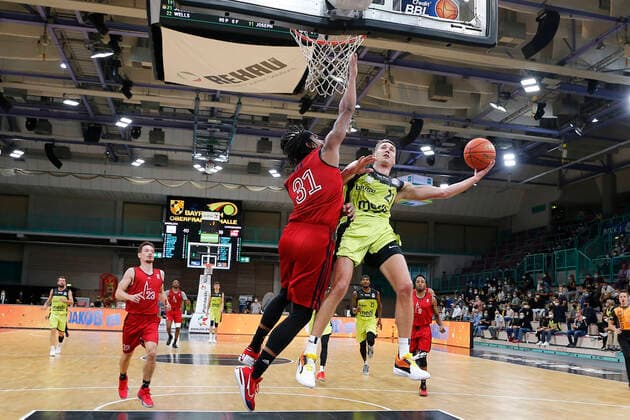 Basketball expert Jakob Cup 2021 in der Oberfrankenhalle in Bayreuth Saison 2021-2022 Medi Bayreuth gegen SIG Strasbourg Janari Jöesaar ( Medi Bayreuth 21) rechts Jarell Eddie (SIG Strasbourg 31) links