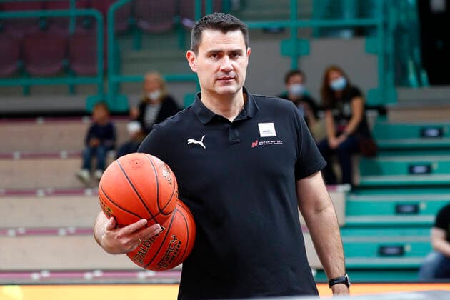 Basketball expert Jakob Cup 2021 in der Oberfrankenhalle in Bayreuth Saison 2021-2022 Medi Bayreuth gegen SIG Strasbourg Mauricio Parra ( Medi Bayreuth ) Co-Trainer