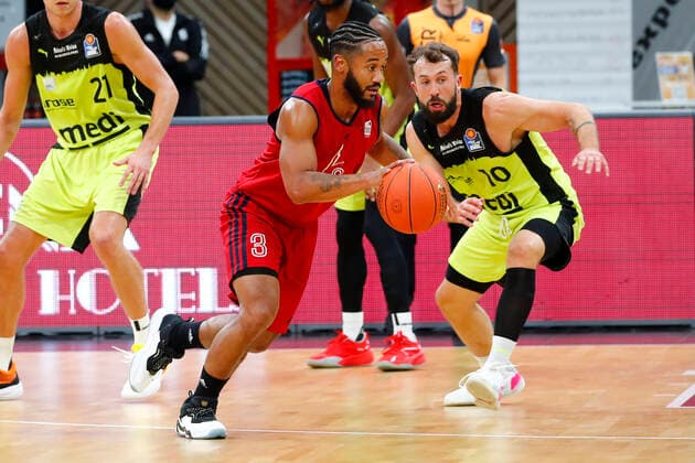 Basketball expert Jakob Cup 2021 in der Oberfrankenhalle in Bayreuth Saison 2021-2022 Medi Bayreuth gegen SIG Strasbourg Bastian Doreth (Medi Bayreuth 10) rechts John Roberson (SIG Strasbourg 3) links