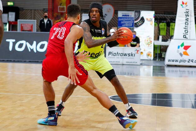 Basketball expert Jakob Cup 2021 in der Oberfrankenhalle in Bayreuth Saison 2021-2022 Medi Bayreuth gegen SIG Strasbourg Sacar Anim ( Medi Bayreuth 2) rechts Gaylor Curier (SIG Strasbourg 70) links