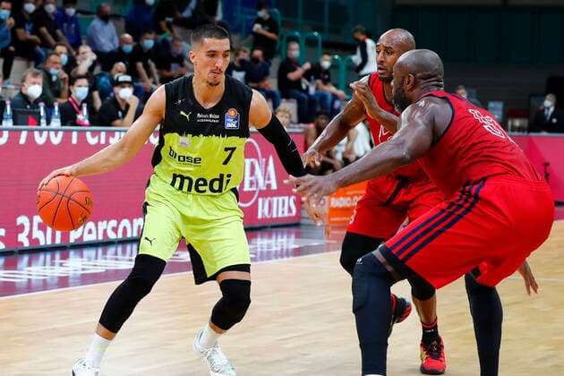 Basketball expert Jakob Cup 2021 in der Oberfrankenhalle in Bayreuth Saison 2021-2022 Medi Bayreuth gegen SIG Strasbourg Philip Jalalpoor (Medi Bayreuth 7) links Georgi Joseph (SIG Strasbourg 91) rechts