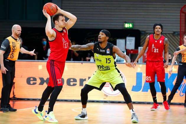 Basketball expert Jakob Cup 2021 in der Oberfrankenhalle in Bayreuth Saison 2021-2022 Medi Bayreuth gegen SIG Strasbourg Terry Allen ( Medi Bayreuth 15) rechts Jaromir Bohacik (SIG Strasbourg 17) links