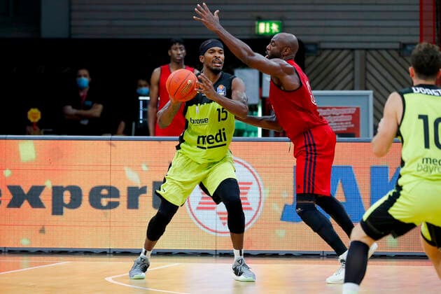 Basketball expert Jakob Cup 2021 in der Oberfrankenhalle in Bayreuth Saison 2021-2022 Medi Bayreuth gegen SIG Strasbourg Terry Allen ( Medi Bayreuth 15) links Georgi Joseph (SIG Strasbourg 91) rechts