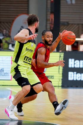 Basketball expert Jakob Cup 2021 in der Oberfrankenhalle in Bayreuth Saison 2021-2022 Medi Bayreuth gegen SIG Strasbourg Bastian Doreth (Medi Bayreuth 10) links John Roberson (SIG Strasbourg 3) rechts