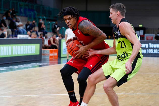 Basketball expert Jakob Cup 2021 in der Oberfrankenhalle in Bayreuth Saison 2021-2022 Medi Bayreuth gegen SIG Strasbourg Janari Jöesaar ( Medi Bayreuth 21) rechts Jarell Eddie (SIG Strasbourg 31) links