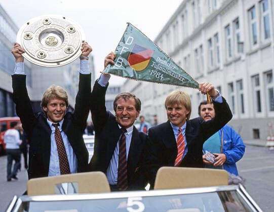 26.05.1984 VfB Stuttgart Meisterschaft 1984 Autokorso Bad Cannstatt Deutschland, Stuttgart, 26.05.1984, Fussball, Bundesliga, Saison 1983 1984, VfB Stuttgart Meisterschaft 1984 Autokorso Bad Cannstatt: v.l. Karlheinz Förster mit der Meisterschale, Gerhard Mayer-Vorfelder, Bernd Förster.