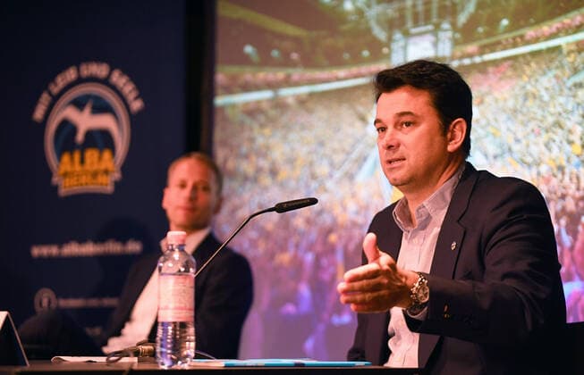Basketball, Herren, Saison 2021 2022, Alba Berlin, Saisoneröffnungs-Pressekonferenz, v. l. Präsident Aufsichtsrat Dr. Axel Schweitzer (Alba Berlin), Trainer Israel Gonzalez (Alba Berlin), 21.09. 2021, Copyright: xSebastianxRäppold MatthiasxKochx