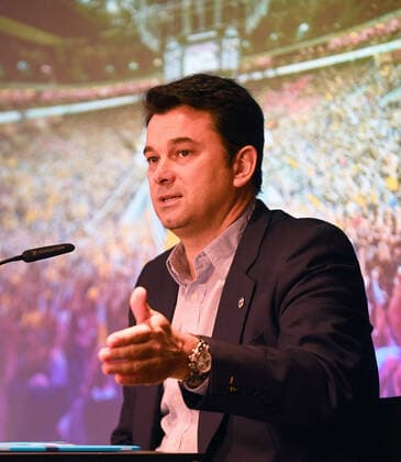 Basketball, Herren, Saison 2021 2022, Alba Berlin, Saisoneröffnungs-Pressekonferenz, v. l. Präsident Aufsichtsrat Dr. Axel Schweitzer (Alba Berlin), Trainer Israel Gonzalez (Alba Berlin), 21.09. 2021, Copyright: xSebastianxRäppold MatthiasxKochx