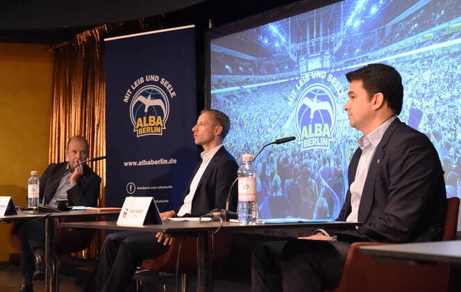 Basketball, Herren, Saison 2021 2022, Alba Berlin, Saisoneröffnungs-Pressekonferenz, v. l. Geschäftsführer CEO Marco Baldi (Alba Berlin), Präsident Aufsichtsrat Dr. Axel Schweitzer (Alba Berlin), Trainer Israel Gonzalez (Alba Berlin), 21.09. 2021, Copyright: xSebastianxRäppold MatthiasxKochx