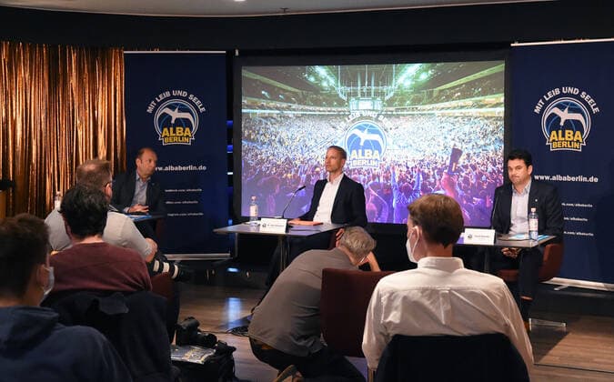 Basketball, Herren, Saison 2021 2022, Alba Berlin, Saisoneröffnungs-Pressekonferenz, v. l. Geschäftsführer CEO Marco Baldi (Alba Berlin), Präsident Aufsichtsrat Dr. Axel Schweitzer (Alba Berlin), Trainer Israel Gonzalez (Alba Berlin), im Vordergrund Journalisten, 21.09. 2021, Copyright: xSebastianxRäppold MatthiasxKochx