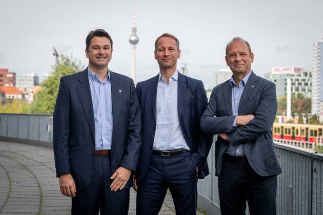 Basketball Berlin 21.09.2021 Saison 2021 2022 Alba Berlin Saisonpressekonferenz Israel Gonzalez (Alba Berlin, Trainer) li. Axel Schweitzer (Aufsichtsratsvorsitzender) Marco Baldi (Gesch°ftsfÂ¸hrer) re.