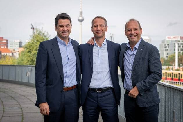 Basketball Berlin 21.09.2021 Saison 2021 2022 Alba Berlin Saisonpressekonferenz Israel Gonzalez (Alba Berlin, Trainer) li. Axel Schweitzer (Aufsichtsratsvorsitzender) Marco Baldi (Gesch°ftsfÂ¸hrer) re.