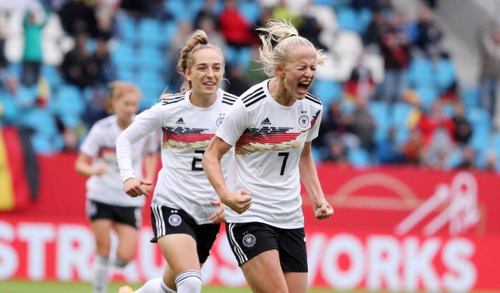Bilder des Jahres 2021, Sport 09 September Sport Themen der Woche KW38 Sport Bilder des Tages Deutschland - Serbien 21.09.2021 Chemnitz, 21.09.2021, Stadion an der Gellertstrasse, Fussball, Frauen Länderspiel , WM Qualifikation, Gruppe H, Deutschland vs. Serbien , Im Bild: Tor für Deutschland. Lea Schüller Schueller (7, GER) trifft zum 3:1 und jubelt mit Sophia Kleinherne (2, GER). , Gemäß den Vorgaben des DFB Deutscher Fußball Bund ist es untersagt, in dem Stadion und oder vom Spiel angefertigte Fotoaufnahmen in Form von Sequenzbildern und oder videoähnlichen Fotostrecken zu verwerten bzw. verwerten zu lassen. , *** Germany Serbia 21 09 2021 Chemnitz, 21 09 2021, Stadion an der Gellertstrasse, Football, Womens International Match, World Cup Qualification, Group H, Germany vs Serbia , In the picture Goal for Germany Lea Schüller Schueller 7, GER scores the 3 1 and cheers with Sophia Kleinherne 2, GER , According to the regulations of the DFB Deutscher Fußball Bund it is forbidden to use or let use photo recordings made in the stadium and or of the match in the form of sequence pictures and or video-like photo series ,