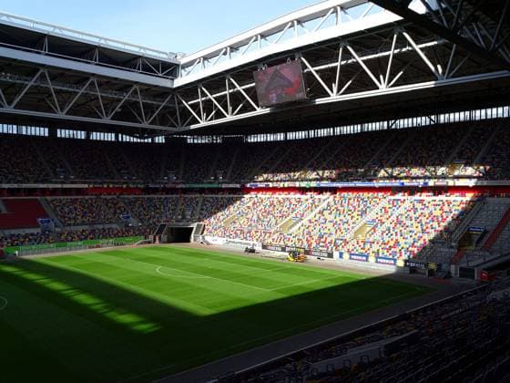 Wo Licht ist, da ist auch Schatten - auch in einem Stadion. So erfand man das Flutlicht. Blick in die Merkur Spiel Arena in Duesseldorf Duesseldorf Merkur Spiel Arena Licht und Schatten