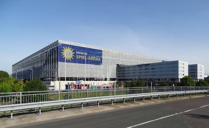 Blick auf die Außenansicht der Merkur Spiel Arena in Duesseldorf Duesseldorf Merkur Spiel Arena volle Außenansicht