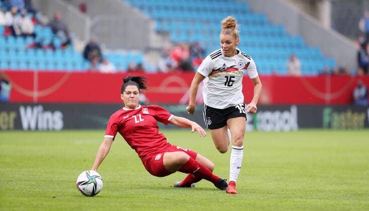 Deutschland - Serbien 21.09.2021 Chemnitz, 21.09.2021, Stadion an der Gellertstrasse, Fussball, Frauen Länderspiel , WM Qualifikation, Gruppe H, Deutschland vs. Serbien 5:1 (0:1) , Im Bild von links: Dejana Stefanovic (22, Serbien), Linda Dallmann (16, GER). , Gemäß den Vorgaben des DFB Deutscher Fußball Bund ist es untersagt, in dem Stadion und oder vom Spiel angefertigte Fotoaufnahmen in Form von Sequenzbildern und oder videoähnlichen Fotostrecken zu verwerten bzw. verwerten zu lassen. ,