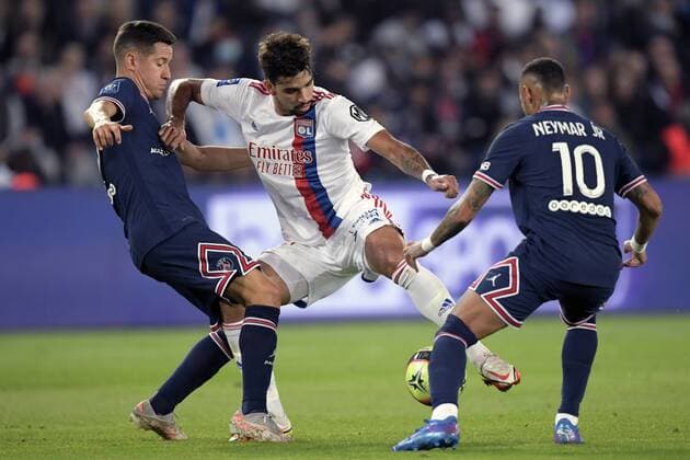 PARIS - (lr) Ander Herrera of Paris Saint-Germain, Bruno Guimaraes of Olympique Lyonnais, Neymar da Silva Santos Junior of Paris Saint-Germain during the French Ligue 1 match between Paris Saint-Germain and Olympique Lyon at the Parc des Princes in Paris , France on September 19, 2021. ANP HH French Ligue 1 2021 2022 xVIxANPxSportx xGerritxvanxKeulenxIVx *** PARIS lr Ander Herrera of Paris Saint Germain, Bruno Guimaraes of Olympique Lyonnais, Neymar da Silva Santos Junior of Paris Saint Germain during the French Ligue 1 match between Paris Saint Germain and Olympique Lyon at the Parc des Princes in Paris , France on September 19, 2021 ANP HH French Ligue 1 2021 2022 xVIxANPxSportx xGerritxvanxKeulenxIVx 438002140