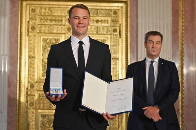 Bilder des Jahres 2021, Sport 09 September Sport Themen der Woche KW38 Sport Bilder des Tages Manuel NEUER (Torwart Bayern Muenchen) erhaelt von Markus SOEDER (Ministerpraesident Bayern und CSU Vorsitzender) den Bayerischen Verdienstorden und die Verleihungsurkunde. Verleihung Bayerischer Verdienstorden im Prinz Carl Palais in Muenchen am 22.09.2021. *** Manuel NEUER Goalkeeper Bayern Muenchen receives the Bavarian Order of Merit from Markus SOEDER Prime Minister of Bavaria and CSU Chairman and the award certificate Bavarian Order of Merit in the Prinz Carl Palais in Munich on 22 09 2021