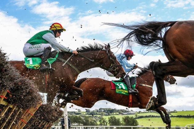 Bilder des Jahres 2021, Sport 09 September Sport Themen der Woche KW38 Sport Bilder des Tages Listowel Racing - Listowel Harvest Festival, Listowel Racecourse, Kerry 22 9 2021 Acrux Cass ridden by Cathal Landers and Pope Liam ridden by Michael Hamill jump the last in the McSweeney Brothers Maiden Hurdle (Div II) Acrux Cass ridden by Cathal Landers and Pope Liam ridden by Michael Hamill 22 9 2021  Copyright: x INPHO BryanxKeanex A51I7227