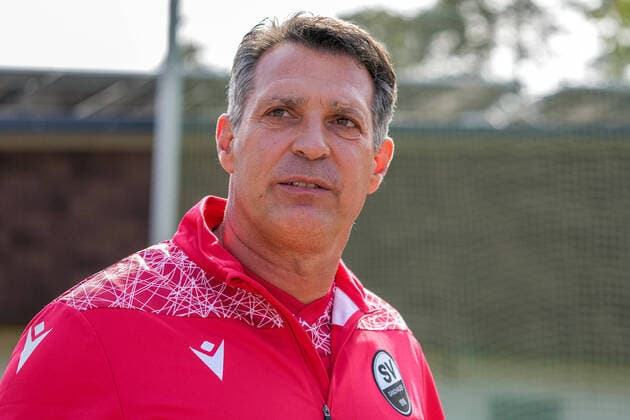 Alois Schwartz (Trainer, Cheftrainer, SVS), Einzelbild, Aktion, Action, Porträt, Portrait, beim ersten Mannschaftstraining unter dem neuen Trainerteam, neuer Trainer, Cheftrainer, 22.09.2021, Sandhausen (Deutschland), Fussball, 2. Bundesliga, Training beim SV Sandhausen