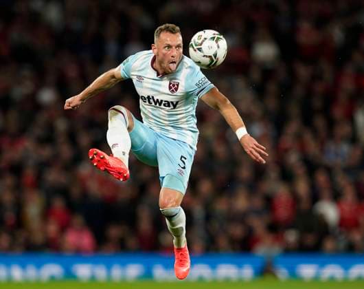 Bilder des Jahres 2021, Sport 09 September Sport Themen der Woche KW38 Sport Bilder des Tages Sport Bilder des Tages Manchester, England, 22nd September 2021. Vladimir Coufal of West Ham United controls the ball mid-air during the Carabao Cup match at Old Trafford, Manchester. Picture credit should read: Andrew Yates Sportimage EDITORIAL USE ONLY. No use with unauthorised audio, video, data, fixture lists, club league logos or live services. Online in-match use limited to 120 images, no video emulation. No use in betting, games or single club league player publications. SPI-1206-0048