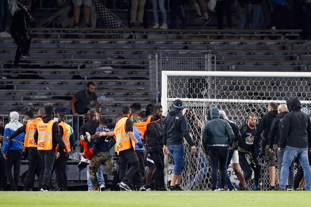 Envahissement de terrain des ultras Marseillais en fin de match FOOTBALL : Angers Vs Olympique de Marseille - Ligue 1 - 22 09 2021 MichaelBaucher Panoramic 