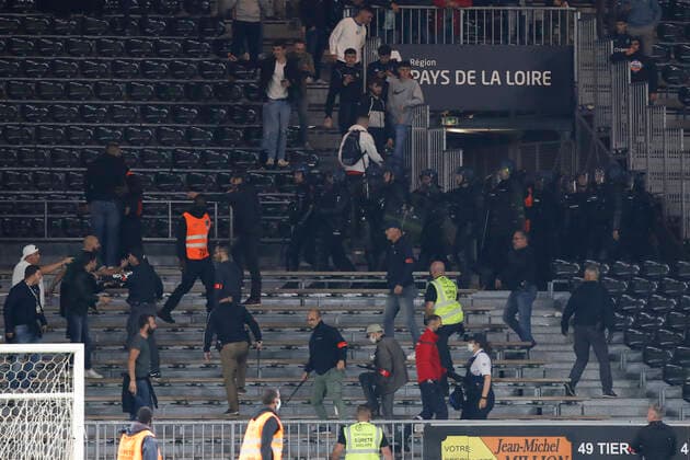 Envahissement de terrain des ultras Marseillais en fin de match FOOTBALL : Angers Vs Olympique de Marseille - Ligue 1 - 22 09 2021 MichaelBaucher Panoramic 