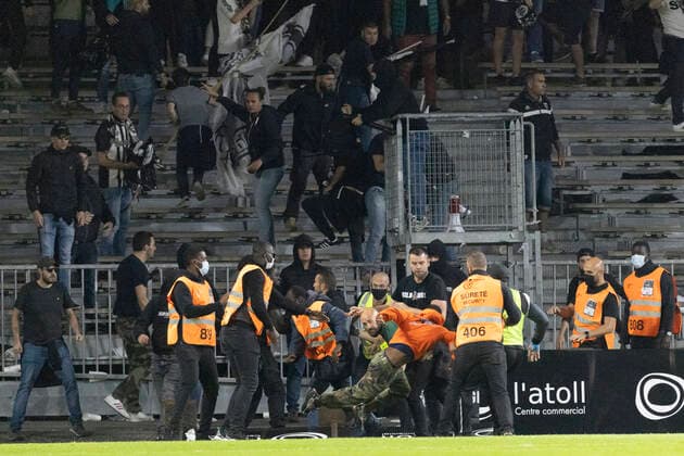 Sport Bilder des Tages Marseille s supporters invade the field after the French L1 football match between Angers (ASCO) and Marseille (OM), at Raymond-Kopa stadium in Angers, on September 22, 2021.  Copyright: xJeremiasxGonzalezx
