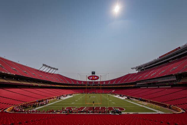KANSAS CITY, MO - SEPTEMBER 12: Empty stadium prior to the game between the Kansas City Chiefs and the Cleveland Browns on September 12th at GEHA field at Arrowhead Stadium in Kansas City, Missouri. (Photo by William Purnell Icon Sportswire) NFL, American Football Herren, USA SEP 12 Browns at Chiefs Icon2109120041
