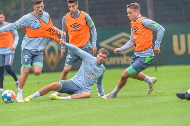 GER, 2.FBL, Werder Bremen Training 23.09.2021, Trainingsgelaende am wohninvest WESERSTADION - Platz 4 5, Bremen, GER, 2.FBL, Werder Bremen Training Trikot Zerreissprobe Nicolai Rapp (Werder Bremen 23) Niclas Füllkrug Fuellkrug (Werder Bremen 11) Ilia Gruev (Werder Bremen 28) Niklas Schmidt (Werder Bremen 22) *** GER, 2 FBL, Werder Bremen Training 23 09 2021, Trainingsgelaende am wohninvest WESERSTADION Platz 4 5, Bremen, GER, 2 FBL, Werder Bremen Training Trikot Zerreissprobe Nicolai Rapp Werder Bremen 23 Niclas Füllkrug Fuellkrug Werder Bremen 11 Ilia Gruev Werder Bremen 28 Niklas Schmidt Werder Bremen 22 nordphotoxGmbHxx xKokenge nph00001