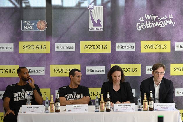 BG Göttingen - Pk zum Saisonauftakt 23.09.2021, Basketball-Bundesliga, Saison 2021 2022, Vorbereitung, BG Göttingen - Pk zum Saisonauftakt. V.l. Göttingens Akeem Vargas, Göttingens Trainer Roel Moors, Pressesprecherin Birte Meyenberg, Geschäftsführer Frank Meinertshagen. Göttingen Niedersachsen Deutschland