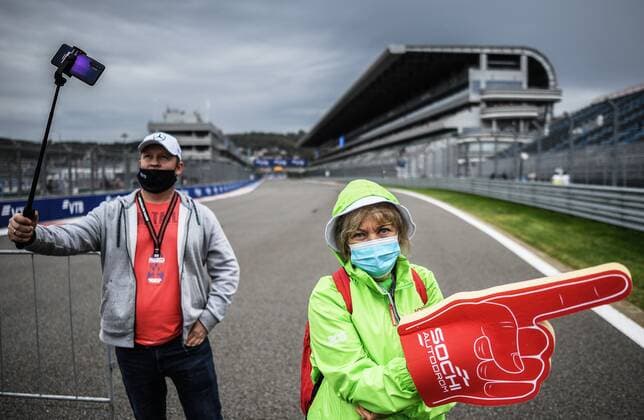 6657296 23.09.2021 Fans are pictured during preparations for the 2021 Formula One Russian Grand Prix, at the Sochi Autodrom racing circuit, in Sochi, Russia. Formula One Russian Grand Prix will be held in Sochi from 24 to 26 September. Vladimir Astapkovich Sputnik Russia Motor Formula 1 Preparations  dcf18fda154357c4