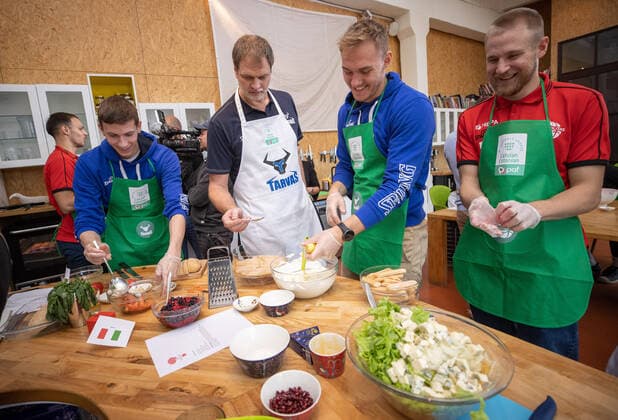 23.09.2021, Tallinn. Paf Estonian-Latvian Basketball League pre-league press conference, PK, Pressekonferenz was held in a casual atmosphere. The event was hosted by Tigutoit that offers joint cooking team events. The head coaches and players got to prepare meals of various world cuisines together. On the photo Rakvere Tarvas head coach Martin Müürsepp (white apron). Photo Tairo Lutter, Postimees Tallinn Harjumaa Eesti 1TL23SEP21A35  Copyright: xTairoxLutterx Martin Müürsepp