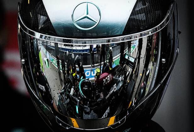 Sport Bilder des Tages 6657425 23.09.2021 Mercedes mechanic works during preparations for the 2021 Formula One Russian Grand Prix, at the Sochi Autodrom racing circuit, in Sochi, Russia. Formula One Russian Grand Prix will be held in Sochi from 24 to 26 September. Vladimir Astapkovich Sputnik Russia Motor Formula 1 Preparations  6485239a9ef0e95b