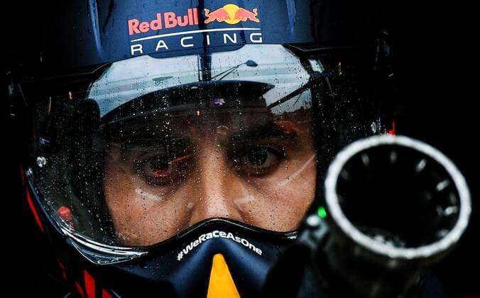 6657399 23.09.2021 Red Bull s mechanic works during preparations for the 2021 Formula One Russian Grand Prix, at the Sochi Autodrom in the Black Sea resort of Sochi, Russia. Formula One Russian Grand Prix will be held in Sochi from 24 to 26 September. Vladimir Astapkovich Sputnik Russia Motor Formula 1 Preparations  928fb32a9c19d44c