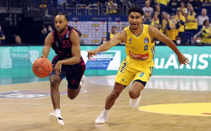 Parker Jackson Cartwright, Maodo Lo Aktion Spielszene Zweikampf Basketball BBL Bundesliga Herren Saison 2021 2022 23.09.2021 ALBA Berlin vs. Telekom Baskets Bonn