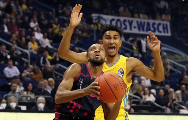 Parker Jackson Cartwright, Maodo Lo Aktion Spielszene Zweikampf Basketball BBL Bundesliga Herren Saison 2021 2022 23.09.2021 ALBA Berlin vs. Telekom Baskets Bonn
