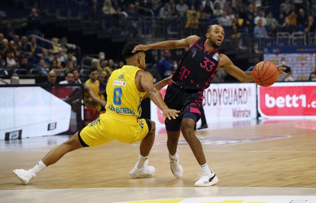 Maodo Lo, Parker Jackson Cartwright Aktion Spielszene Zweikampf Basketball BBL Bundesliga Herren Saison 2021 2022 23.09.2021 ALBA Berlin vs. Telekom Baskets Bonn