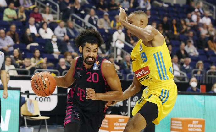 Jeremy Morgan, Louis Olinde Aktion Spielszene Zweikampf Basketball BBL Bundesliga Herren Saison 2021 2022 23.09.2021 ALBA Berlin vs. Telekom Baskets Bonn