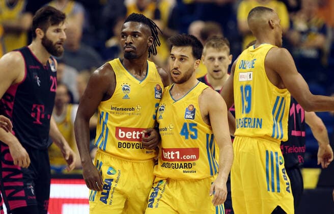 Jaleen Smith, Tamir Blatt Aktion Oberkoerper Oberkörper Basketball BBL Bundesliga Herren Saison 2021 2022 23.09.2021 ALBA Berlin vs. Telekom Baskets Bonn