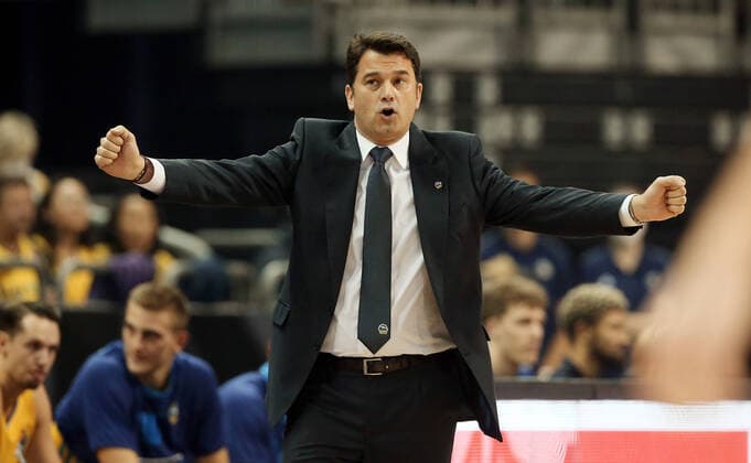 Trainer Israel Gonzales zeigend, gestikulierend Aktion Oberkoerper Oberkörper Basketball BBL Bundesliga Herren Saison 2021 2022 23.09.2021 ALBA Berlin vs. Telekom Baskets Bonn